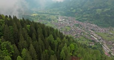 Hava manzaralı Primiero San Martino di Castrozza İtalya. Alp Dolomitleri vadisindeki güzel bir dağ kasabasının manzarası. Yüksek kalite 4k görüntü