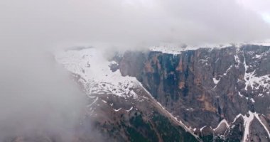 Dolomite Alplerindeki Bulutlara Sarılı Yüksek İrtifa Rocky Tepesinin Hava Çekimi: İtalya 'da Yürüyüş ve Seyahat İçin Muhteşem Doğal Manzaralar. Yüksek kalite 4k görüntü