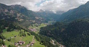 İtalya 'daki Dolomite Alpleri' nin Sihirli Hava Manzarası Rocky Tepeleri, Yeşil Vadileri ve Güzel Alp Ormanları. Yüksek kalite 4k görüntü