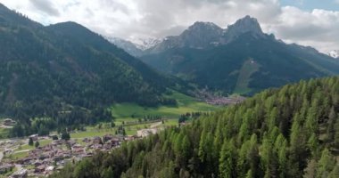 İtalya 'daki Dolomite Alpleri' nin İnsansız Hava Aracı Görüntüleri: Manzaralı Rocky Tepeleri, Yeşillik Vadileri ve Görkemli Alp Ormanları. Yüksek kalite 4k görüntü