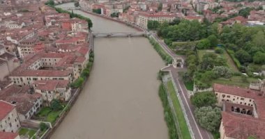 İtalya 'nın Adige nehrinin her iki kıyısındaki Verona kentinin havadan manzarası. Katedralleri ve tarihi binaları olan bir turizm şehri. Yüksek kalite 4k görüntü