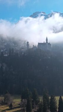 Neuschwanstein Kalesi 'nin insansız hava aracı görüntüsü - Dağdaki Tarihi Kale ve Popüler Turist Seyahat Yeri. Yüksek kalite 4k görüntü