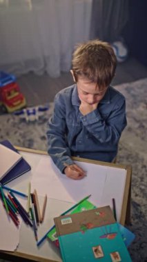 Renkli Kalemlerle Çizim Yapan Genç Çocuk Çocuk Çocuk Odasında Hayali Oyun oynuyor. Yüksek kalite 4k görüntü