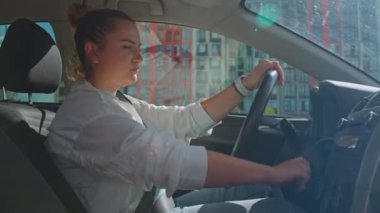 Kadın arabayı durduruyor ve arabadan iniyor. Kız arabayı durdurdu ve işe koştu. Yüksek kalite 4k görüntü
