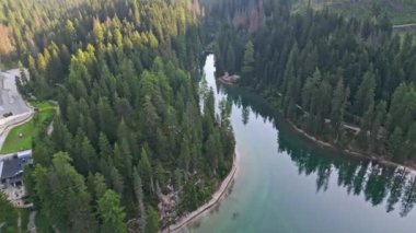 İtalya, Dolomitler 'deki Alp Gölü ve Oteller' in nefes kesici hava manzarası. Yüksek kalite 4k görüntü