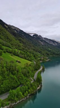 Lago di Braies 'in Hava Perspektifi - Muhteşem Dolomite Alpleri Ormanlar, Tepeler ve Tepeler. Yüksek kalite 4k görüntü