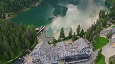 Air view Lago di Braies havacılık İtalya. Dolomite Alpleri 'nin kenarında otelleri olan bir turistik yer. Yüksek kalite 4k görüntü