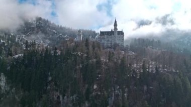Neuschwanstein Kalesi 'nin Hava Perspektifi, Almanya - Büyüleyici Tarihi Mimari ve Dağ Görüşleri. Yüksek kalite 4k görüntü