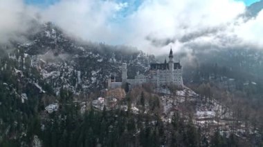 Neuschwanstein Kalesi Almanya. Kalenin tarihsel mimarisi. Dağda, turist kasabasında ve dağlara seyahat. Yüksek kalite 4k görüntü