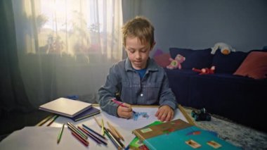 Çocuk, Evdeki Çocuk Hayal gücü ve Yaratıcılığıyla Kağıda Kalem Çiziyor. Yüksek kalite 4k görüntü