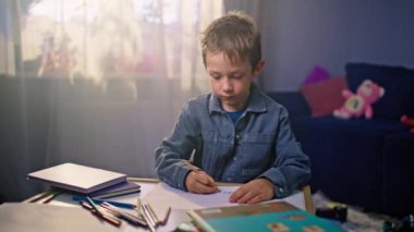 Childs 'ın Yaratıcılığı Serbest Kalemlerle Oyun Ortamı' nda Çizim Yapan Çocuk. Yüksek kalite 4k görüntü