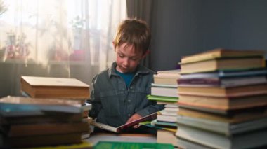 Çocuk, çalışma masasında ev ödevini tamamlıyor ve çocuk eğitimi konseptine hazırlanıyor. Yüksek kalite 4k görüntü