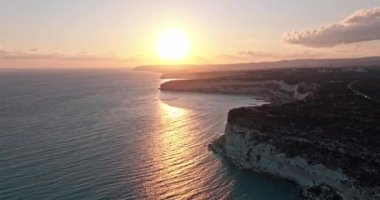 Kourion Sahili, Kıbrıs Rum Kesimi Tepeden Aşağı Manzarası Nefes Kesen Günbatımı ve Kıyı Kaya oluşumu. Yüksek kalite 4k görüntü