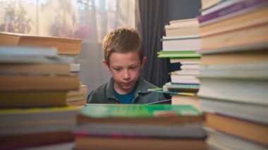 Evde Masa Başında Oturan Kitap Okuyan ve Ödev Yapan Eğitim ve Öğrenim Konsepti Yapan Genç Çocuk Çalışmaya Odaklandı. Yüksek kalite 4k görüntü