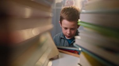 Evde Masasında Bir Kitap Okuyan Genç Öğrenci, Eğitim ve Çalışma Konsepti ile Ödev Yapmaya ve Öğrenmeye Odaklandı. Yüksek kalite 4k görüntü