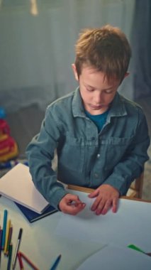 Evde Yaratıcı Çocuk Çizimi Odasında Hayal gücünü ifade etmek için Kalem Kullanan Çocuk. Yüksek kalite 4k görüntü