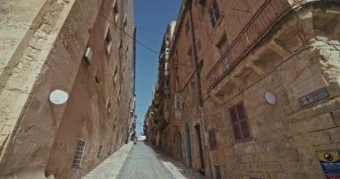 Güzel tarihi caddelerin ve Valletta Malta 'nın mimarisinin şehri. Adadaki eski turistik yaya caddeleri gibi. Yüksek kalite 4k görüntü