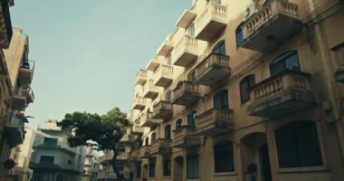 Valletta Malta 'nın turistik caddelerinin mimarı. Bir Akdeniz Avrupa şehrindeki tarihi binalar. Yüksek kalite 4k görüntü