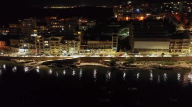 Malta adasındaki güzel şehir manzarası manzarası. Avrupa 'da bir akşam şehrinin gece ışıkları altında tarihi bir turizm şehrinin mimarisi. Yüksek kalite 4k görüntü