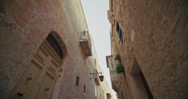 Mdina Malta 'nın tarihi kentsel manzarasında Akdeniz Avrupa' da Sahne Yayaları ve Güzel Mimarlık yer alıyor. Yüksek kalite 4k görüntü