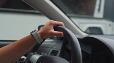 Şehir Trafiğine Kapalı Kapılar Arasında Araba Kullanan Genç Kadın Yolculuk sırasında Direksiyonda Dolaşan Şehir Peyzajı. Yüksek kalite 4k görüntü