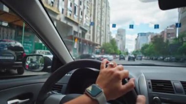 Bir arabanın direksiyonundaki kadın ellerinin yakın çekimi. Kız, şehre çalışmaya gidiyor. Yüksek kalite 4k görüntü