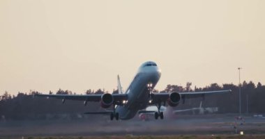 Yolcu Uçağı Seyahat Turizmi ve Havacılık Macerası için Havalimanı Pisti 'nden kalkış tatmin edici uçak. Yüksek kalite 4k görüntü