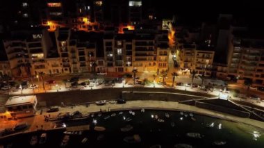 Malta adasındaki güzel şehir manzarası manzarası. Avrupa 'da hiçbir şehrin yollarında araba tarifesi yok. Yüksek kalite 4k görüntü