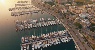 Valletta şehrinde, Malta hava manzaralı bir adada. Rıhtımın kenarındaki yatlar ve tekneler, Avrupa turizm şehrinin şehir manzarası. Yüksek kalite 4k görüntü