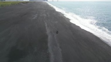 İzlanda 'daki siyah kumsal manzarası. Kuzey Kutbu 'ndaki Atlantik Okyanusu kıyısındaki bir turistik bölgenin doğası. Yüksek kaliteli FullHD görüntüler