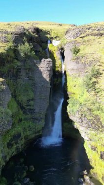 Güzel İzlanda Şelalesi Hava Manzarası. Adayı gezmek için doğa turistik yerleri. Yüksek kalite 4k görüntü