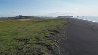 İzlanda 'daki Dyrholaey Sahili' nin nefes kesici hava manzarası Kara Kum Sahilleri ve Uzak Kutup Bölgesi 'ndeki Görkemli Atlantik Okyanusu Seyahat ve Keşif İçin idealdir. Yüksek kalite 4k görüntü