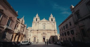 Mdina, Malta 'daki mimar St. Pauls Katedrali' nin zaman klibi. Avrupa turizminin tarihi binaları. Yüksek kalite 4k görüntü