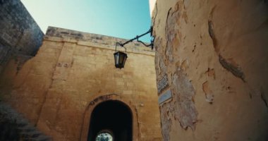Mdina Tarihi Mimari ve Antik Binalar Güzel Taş Duvarlar ve Malta 'daki Vibrant Pedestrian Caddelerine Karşı. Yüksek kalite 4k görüntü