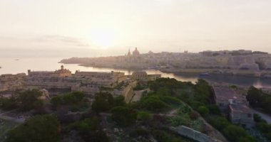 Serene Aerial View of Valletta Malta Sunset 'te Şehir Manzarası' na Büyüleyici Tarihi Katedraller ve Mimari Mucizelerle Bakıyor. Yüksek kalite 4k görüntü