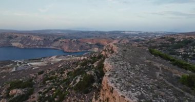 Sersemletici Doğal Manzaranın Hava Manzarası Malta Sahili boyunca Rocky Kayalıkları ve Çarpışan Akdeniz Dalgaları 'nı gösteriyor. Yüksek kalite 4k görüntü