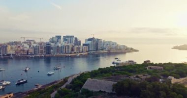 Valletta Malta 'daki Limanın Yatlar Kenetlendi ve Akdeniz Körfezi Bölgesi' nde Nefes Kesen Şehir Manzarası. Yüksek kalite 4k görüntü