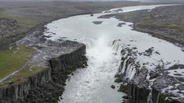 İzlanda 'daki Godafoss Şelalesi' nin Havadan Görüntüsü Kuzey Kutbu Çemberinin Ötesindeki Turist Noktasında Doğanın Çarpıcı Güzelliğini ve Görkemli Şelaleleri Yakalıyor. Yüksek kalite 4k görüntü