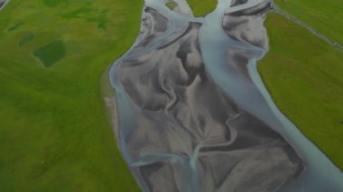 İzlanda hava manzaralı tundra nehri. Kutup dairesinin ötesine yayılan nehirlerin güzel haliçleri doğal manzaralardır. Yüksek kalite 4k görüntü