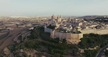Mdina Malta 'daki Şehir Manzarası' nın Hava Perspektifi 'nde Akdeniz Adaları' ndaki Tarihi Mimari ve Turistik Simgeler yer alıyor. Yüksek kalite 4k görüntü