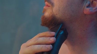 Bir adam sakalını banyoda traş ediyor, yakın plan. Güzellik ve sağlık görevlisi, sakal tıraşı olur. Yüksek kalite 4k görüntü