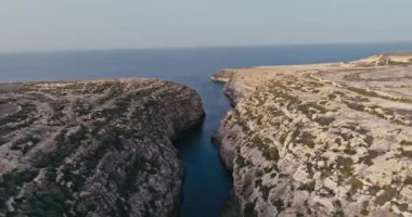 Gozo Adası 'nın Hava Panoraması Dramatik Sahil Manzarası Çarpıcı Akdeniz Manzaraları ve Huzurlu Doğa. Yüksek kalite 4k görüntü