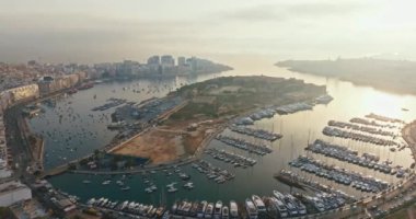 Malta Akdeniz Sahil Hattı 'ndaki Hava Günbatımı Manzarası Yatlar ve Teknelerle Çarpıcı Kent Manzarası Limanı' nda. Yüksek kalite 4k görüntü