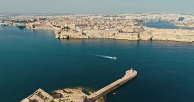 Malta adasındaki Ricasoli Kalesi 'nin havadan görünüşü. Malta Valletta şehir manzarasına bakan Akdeniz 'de bir deniz feneri. Yüksek kalite 4k görüntü