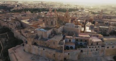 Mdina 'nın havadan görünüşü, Malta. Akdeniz 'deki bir adada tarihi turistik katedrali olan bir şehrin mimarisi. Yüksek kalite 4k görüntü