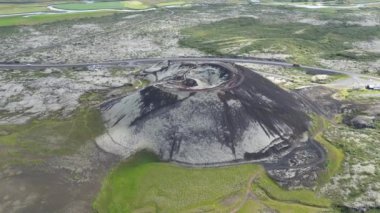 İzlanda 'daki volkan kraterinin hava görüntüsü. Güzel doğa, sönmüş volkan lav taşları ve yeşil tarlalarda. Yüksek kalite 4k görüntü