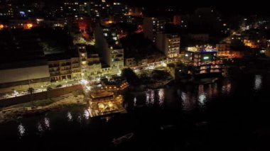 Trafik, Aydınlatılmış Sokaklar ve Akdeniz Turizm Merkezinde Güzel Mimarisi olan Malta Gece Havası. Yüksek kalite 4k görüntü