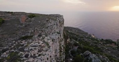 Hava görüntüsü. Malta adasında denizin kayalık kıyıları. Akdeniz kıyısında gün batımı, güzel turistik doğa. Yüksek kalite 4k görüntü
