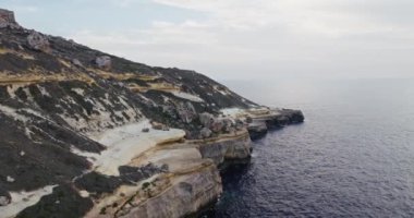 Akdeniz Dalgaları 'nın dramatik uçurumlara çarptığı Malta' nın Görkemli Sahil Manzarası 'nın Havadan Bakışı. Yüksek kalite 4k görüntü