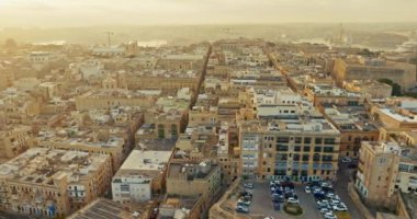 Valletta Malta şehir manzarasında hava manzaralı gün batımı. Tarihi bir Akdeniz şehrinde tarihi mimarisi olan turist caddelerinin güzel şehir manzarası. Yüksek kalite 4k görüntü